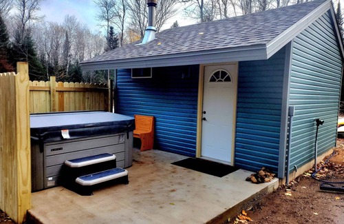 Goodman Cabin | Cozy Northwoods Mini Cabin.*SAUNA/HOT TUB*ATV/SNOWMOBILE TRAILS*