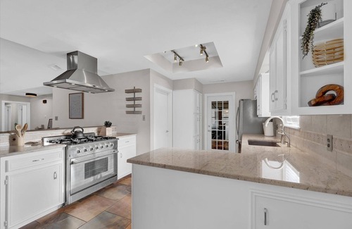Georgetown House | Cozy Oak *Sleeps 10, Hot Tub, Fire Pit*