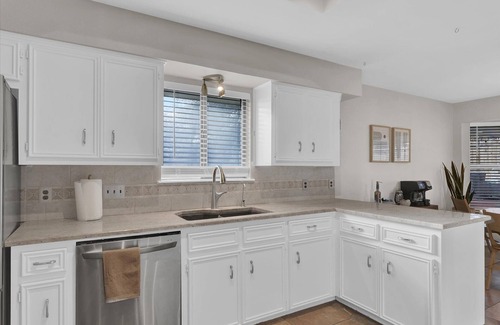 Georgetown House | Cozy Oak *Sleeps 10, Hot Tub, Fire Pit*