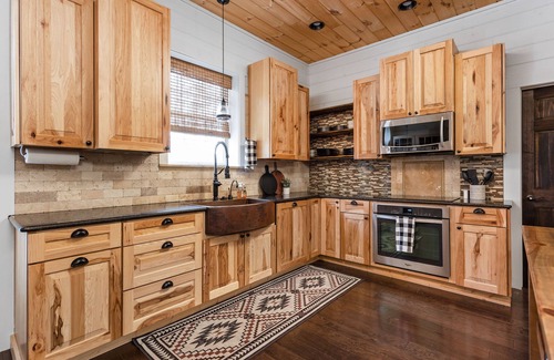 Gnaw Bone Cabin | Cozy Oaks Luxurious Barndominium in the woods, Heated Tile Floors, Hot Tub