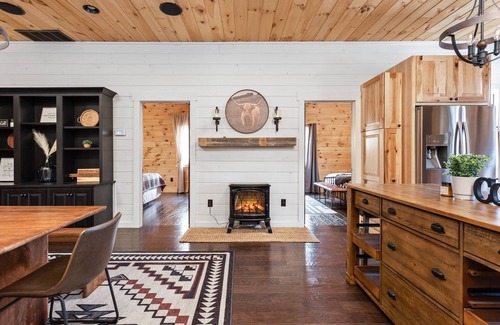 Gnaw Bone Cabin | Cozy Oaks Luxurious Barndominium in the woods, Heated Tile Floors, Hot Tub