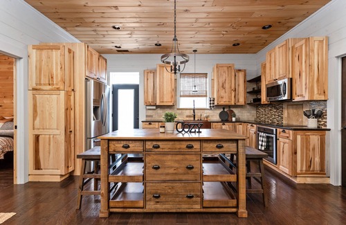 Gnaw Bone Cabin | Cozy Oaks Luxurious Barndominium in the woods, Heated Tile Floors, Hot Tub