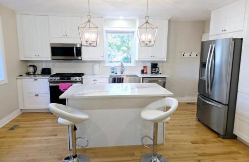 West Oakville House | Cozy Oakville Haven- Room 1