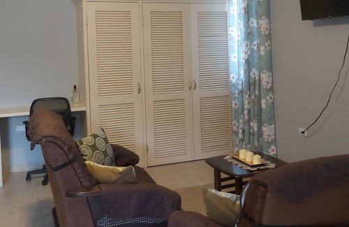 Cul de Sac Apartment | Cozy oasis, 5 minute drive to the main shopping area