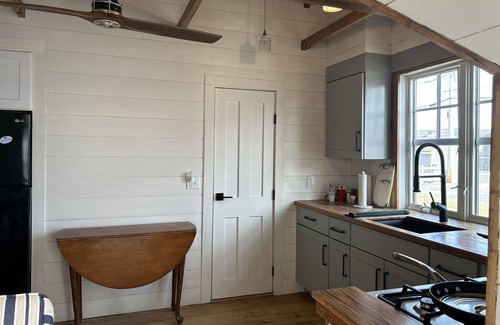 Kenyon Cottage | Cozy Oceanside Narragansett Cottage
