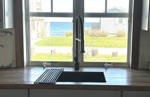 Kenyon Cottage | Cozy Oceanside Narragansett Cottage