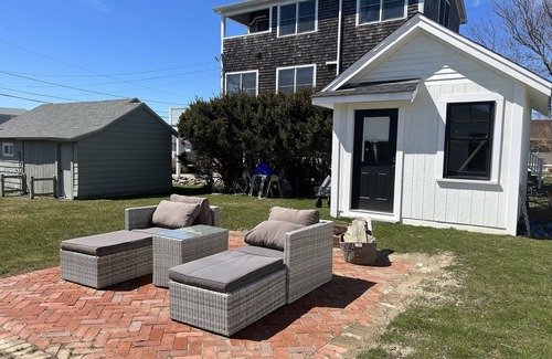 Kenyon Cottage | Cozy Oceanside Narragansett Cottage