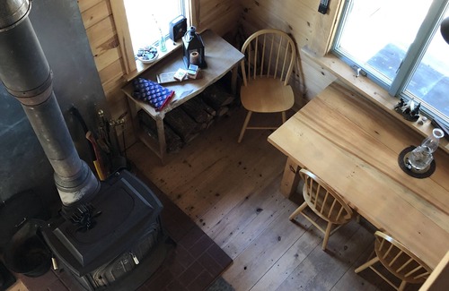 Aurora Cabin | Cozy, Off-Grid Camp on Spectacle Pond w/private water frontage!