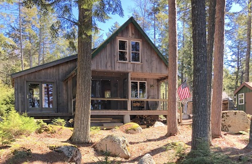 Aurora Cabin | Cozy, Off-Grid Camp on Spectacle Pond w/private water frontage!