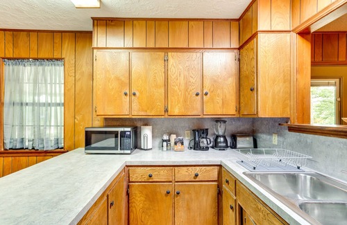 Davis House | Cozy Oklahoma Retreat w/Patio, Fire Pit & Grill!