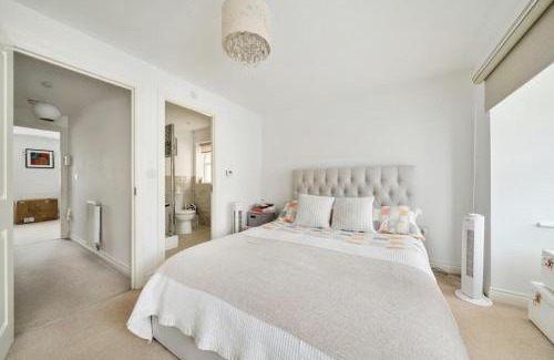 Bromley Common and Keston House | COZY One Bedroom Apartment With OWN LOUNGE and BATHROOM in SHARED House 2nd Floor With WIFI AND LOVELY LANDSCAPE VIEW