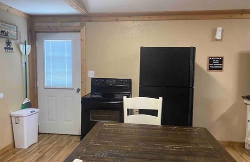 Anacoco Cabin | Cozy one bedroom cabin with lake view