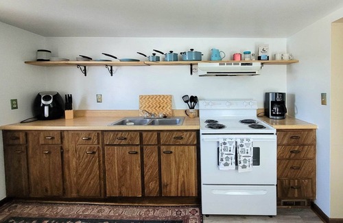Ebensburg Cottage | Cozy one bedroom cottage on the edge of town. Close to trails and lakes.
