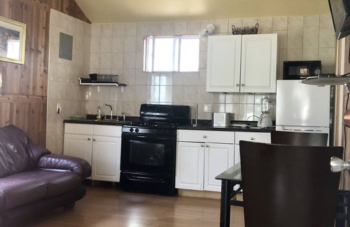 Mongaup Valley House | Cozy One bedroom Bungalow with shared pool 8m bethel woods 10m Casino