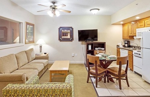 Pittman Center Resort | Cozy One Bedroom w/ Resort Indoor & Outdoor Pools, Golf Course & More!