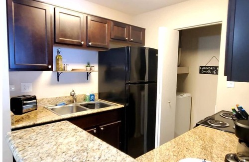 Lombard Condo | Cozy One Bedroom, Washer Dryer, Central Location, Fireplace, Monthly Discounts