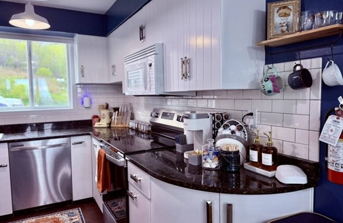 Observation Hill Condo | Cozy Panoramic Lake and Lift Bridge Views
