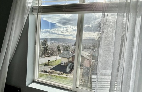 Altamont House | Cozy, peaceful getaway - less than 5 min from downtown Klamath