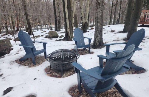 Tobyhanna Cabin | Cozy & Peaceful Retreat with Luxury Hot Tub, Grill, Firepit & Fireplace.