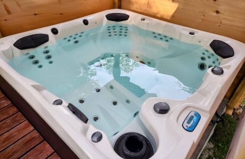 Tobyhanna Cabin | Cozy & Peaceful Retreat with Luxury Hot Tub, Grill, Firepit & Fireplace.