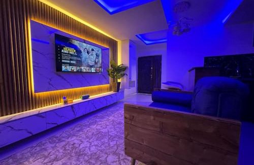 Abuja Apartment | Cozy Pent House with Balcony for R&R