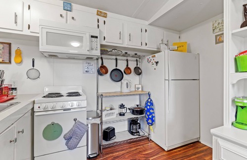 Saint Andrews House | Cozy Pet Friendly Home Away From Home w/Fenced in Yard & Full Kitchen near I-24
