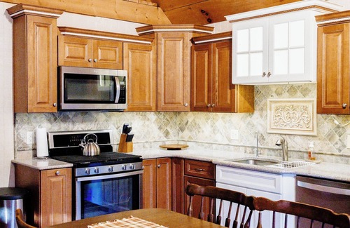 Mifflinburg Cabin | Cozy Pines Log Cabin 2BR+Loft Creekside w/Hot Tub