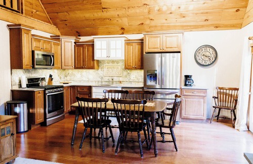 Mifflinburg Cabin | Cozy Pines Log Cabin 2BR+Loft Creekside w/Hot Tub