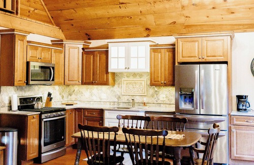 Mifflinburg Cabin | Cozy Pines Log Cabin 2BR+Loft Creekside w/Hot Tub