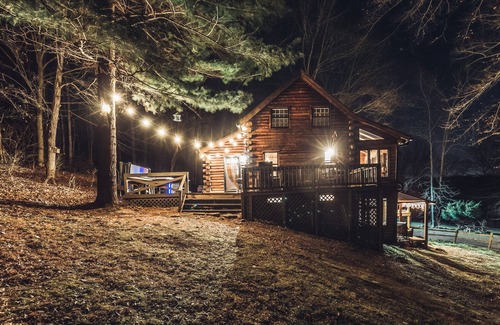 Gnaw Bone Cabin | Cozy Pines Tree house, HotTub, Basketball, Fireplace, 9 acres