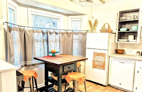 Toledo House | Cozy place for friends and family! A home away from home!