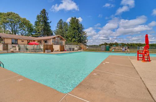 Mount Pocahontas House | Cozy Poconos Escape Pool Access and Pet-Friendly!