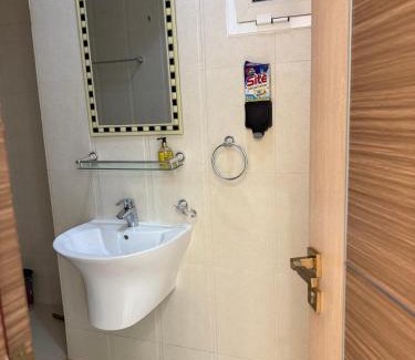Seeb House | Cozy & Private Room in Family Home & Free Wi-fi