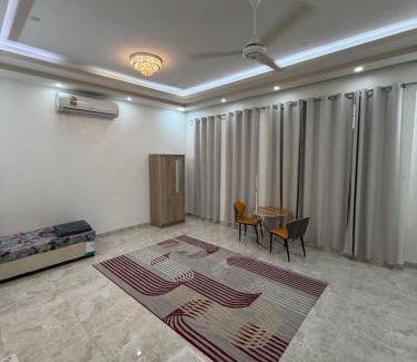 Seeb House | Cozy & Private Room in Family Home & Free Wi-fi