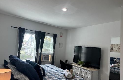 Englewood House | Cozy Private bedrooms Kitchen Wifi