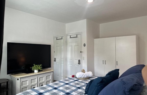 Englewood House | Cozy Private bedrooms Kitchen Wifi