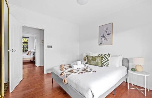 Bankstown House | Cozy Private Double Room - Near Stations & Shops - Shared Bathroom