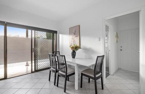 Bankstown House | Cozy Private Double Room - Near Stations & Shops - Shared Bathroom