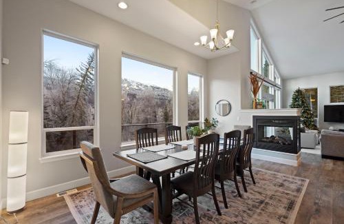 Eagle River House | Cozy Private Hot Tub, Luxe Views! Shiloh&harmony