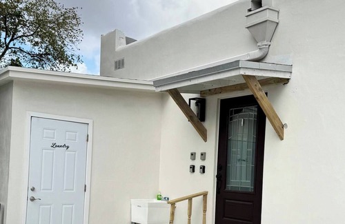 West Little Havana House | Cozy Private Room, Near the Airport - Free Parking