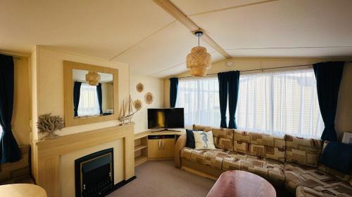 Rhyl House | Cozy Private Static Caravan at Llyons Robin Hood - Silver Birch Way 11