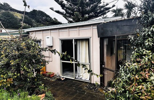 Te Akau Apartment | Cozy Private Studio – 100m from the Beach | Port Waikato, NZ