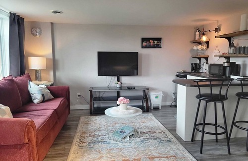 Fort Gary House | Cozy Private Suite in Bridgewater - Private Entrance