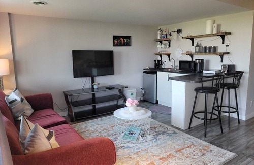 Fort Gary House | Cozy Private Suite in Bridgewater - Private Entrance