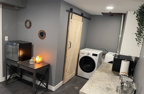 Hope House | Cozy Private Suite with hot tub and fire-pit!