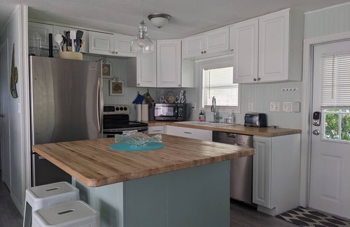 Grove City House | Cozy & quaint home just 10 min to beach Enjoy Spa/Hot tub