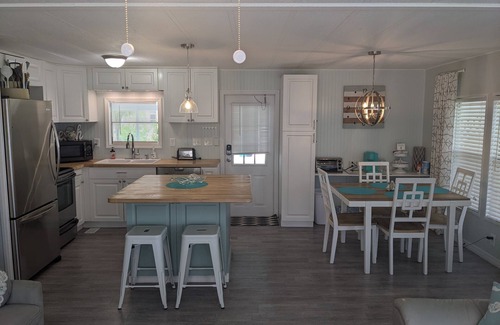 Grove City House | Cozy & quaint home just 10 min to beach Enjoy Spa/Hot tub