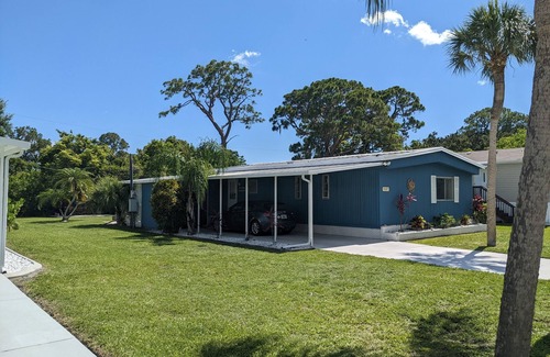 Grove City House | Cozy & quaint home just 10 min to beach Enjoy Spa/Hot tub