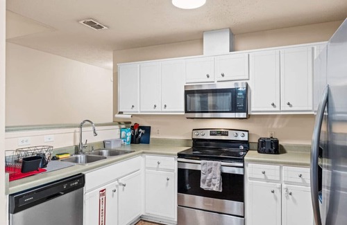 Springfield House | Cozy Queen Bed>18Mins- Beach/55" TV