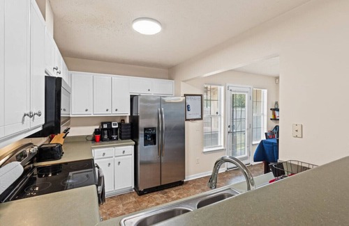 Springfield House | Cozy Queen Bed>18Mins- Beach/55" TV